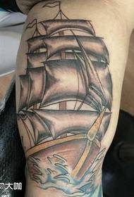 Patrón de tatuaje de barco de pierna