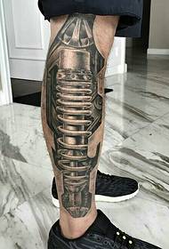 Le motif de tatouage mécanique 3D à l'extérieur de la jambe est très dominateur