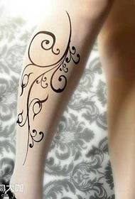 Malgranda freŝa floro-tatuaje mastro sur la kruro