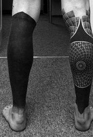 modello di tatuaggio misterioso stile tribale con le gambe