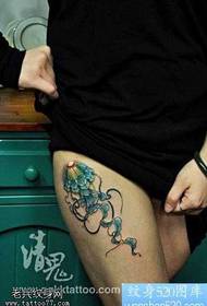 Patrón de tatuaje de medusa de pierna