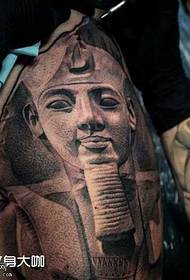 Patró de tatuatge de faraó a la cama