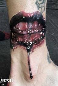 Узорак тетоваже зуба с крвљу ногу