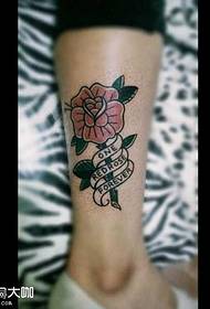 Padrão de tatuagem de flor de perna