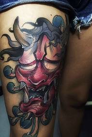 Традиційні червоні рум'яна татуювання візерунок, що покриває шрам на нозі