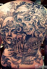 A tetováló pavilon elegáns, teljes hátú tetoválást javasol