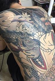 Tradisjonell tatoveringsmønster i full rygg i japansk stil