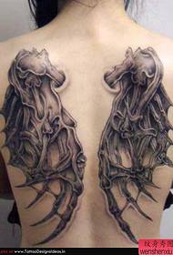 A tetoválást egy teljes hátsó szárnyú tetoválás osztja meg