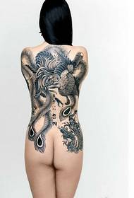 Et kvinnelig svart-hvitt Phoenix tatoveringsmønster med full rygg