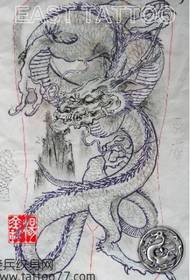 Zgodan rukopis tetovaže zmaja s potpunim leđima