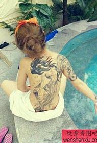 жена, пълна с гръб русалка татуировка модел