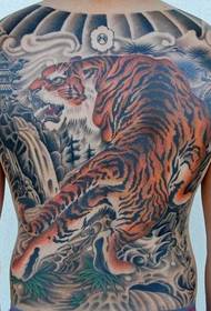 Przystojny fajny tatuaż tygrysa z pełnym tyłem