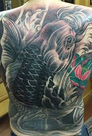 Tatuaj de calmar colorat pe spate