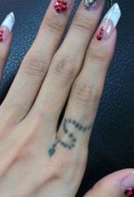 Jolin Tsai Tattoo Picture Miniature Snake Tattoo Picture on Star Finger