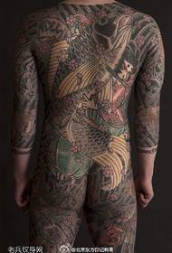 Patrón de tatuaxe de koi dominante do home