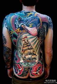 egy színes vitorlás tetoválás mintát