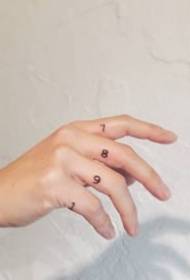 Непрыкметная маленькая татуіроўка пальца ў стылі мінімалізму