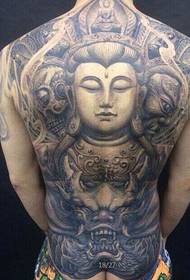 Vale a pena recoller a fermosa tatuaxe de Buda na parte traseira.