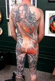 Nový Zéland Matt Jordan je plné zadní tetování