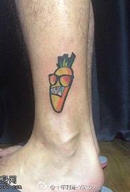 Kleine radijs-tatoeage op de enkel