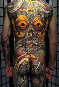 La espalda del hombre es súper genial y domina el patrón de tatuaje bara completo