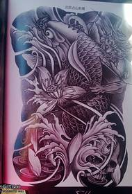 Klasisks pilns muguras kalmāra lotosa tetovējuma modelis