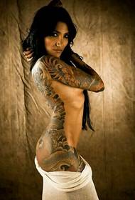 A beleza medio espido mostra unha tatuaxe sexy traseiro