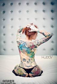 Tatuaje ikuskizuna, partekatu emakumearen kolore osoa bizkarreko Phoenix tatuaje lanak egiten ditu