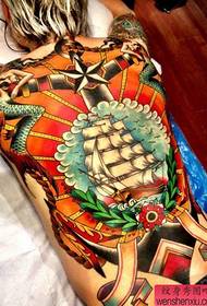 Slachboat-tatoet yn folsleine kleuren wurket