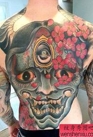 Spektaklo pri tatuoj, rekomendas plen-blovitan tatuadon