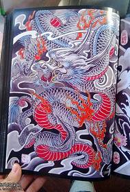 Маляўнічы малюнак татуіроўкі з поўнай спіной дракона