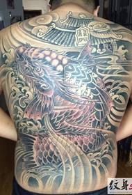 Imagini colorate de tatuaje de calmar pe spate