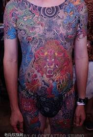 Κλασικό μοτίβο τατουάζ δράκος τοτέμ