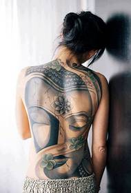 Budas tetovējums skaistas sievietes aizmugurē