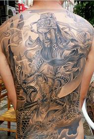 Home guapo cheo de tatuaxe de Guan Gong
