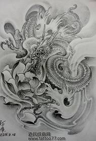 Manoscritto tatuato di loto drago a schiena piena prepotente