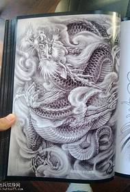 Materiale tatuaggio tradizionale drago a schiena piena