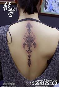 Pola tattoo geométri tilu-diménsi