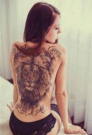 Препоръчайте снимка на модел на татуировка на лъв с пълен гръб