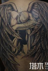Férfi hátul elhullott angyal tetoválás, amely tetoválást takar