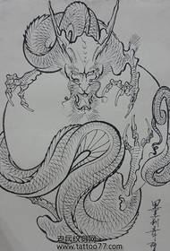Manoscritto del tatuaggio del drago con schiena piena e prepotente