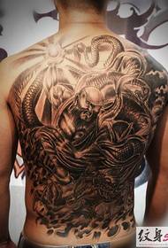 Pilnas muguras valdonīgais pūķa pūķa tetovējums