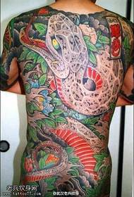 Full-back farebné hada tetovanie sú zdieľané tetovanie