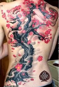 Quadres de tatuatge de prunera de color d'esquena femení