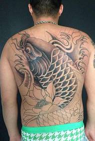 Een klassieke zwart-witte inktvis-tatoeage op de rug