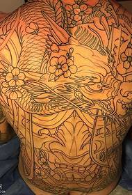 Potpuno tetovirani uzorak tetovaže zmaja