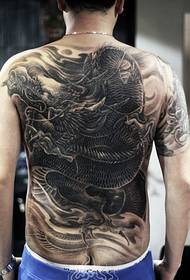 Доминираща татуировка с пълен гръб на дракон