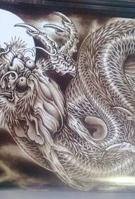 Modeli tatuazh i tërhiqet tërhiqet nga dragoit