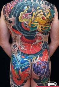 Pilnas muguras krāsas peonijas čūskas tetovējumi tiek dalīti ar tetovējumiem