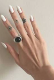 Jednostavne male svježe tetovaže na prstima